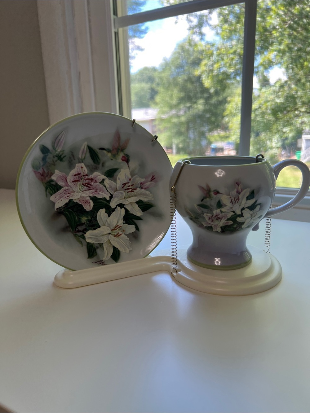 Vintage Teleflora Lena Liu Hummingbird and Lilies Cup and Plate Display Set